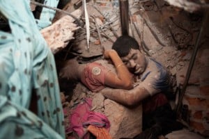 Vítimas do terremoto de Bangladesh: exemplo de mal natural.