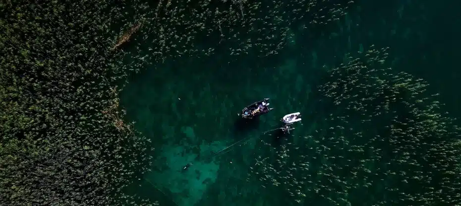 Aldeia misteriosa sobre palafitas é encontrada submersa sob um lago antigo