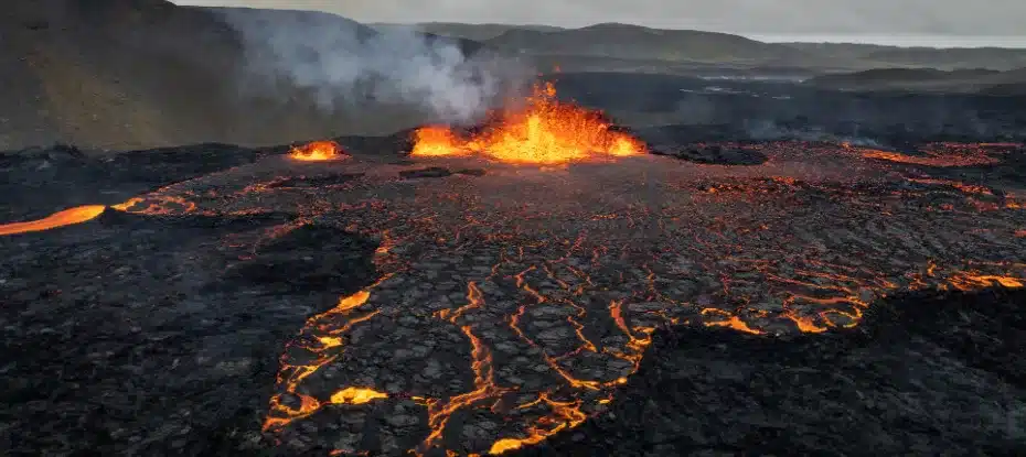 Imagem insana de satélite da NASA revela vazamento de calor das novas fissuras da Islândia