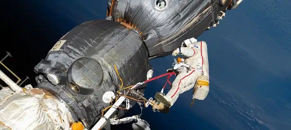 Cosmonauta russo bate recorde mundial de maior tempo no espaço