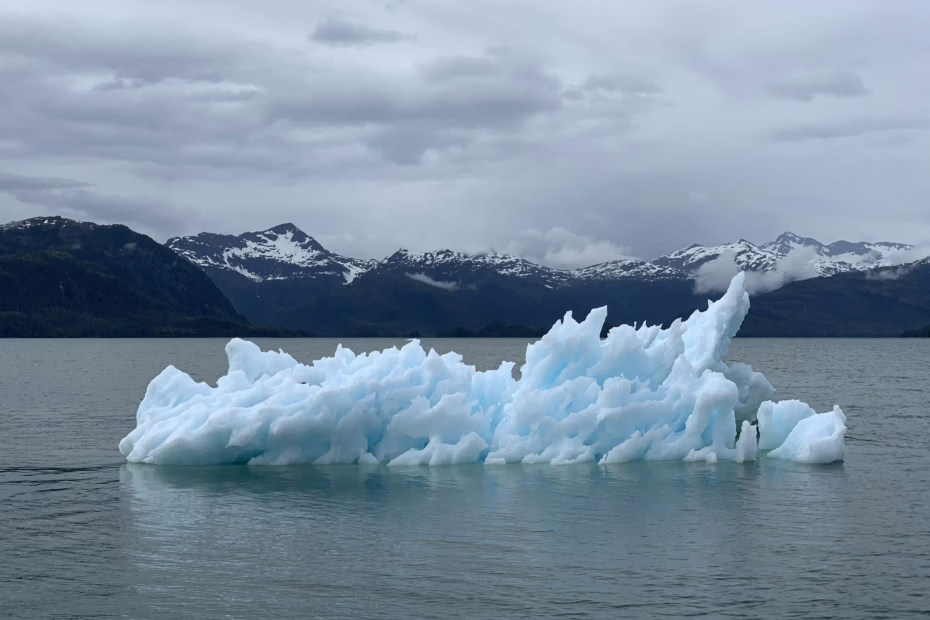 Iceberg flutuando em águas do Alasca, simbolizando o derretimento das calotas polares causado pelas mudanças climáticas